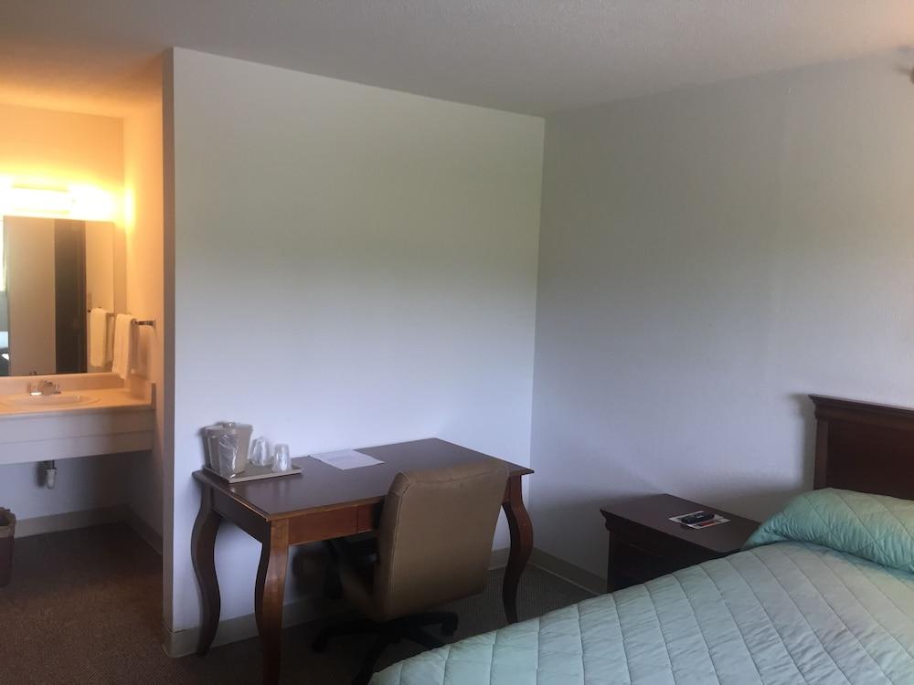 Midway Budget Inn photo 3