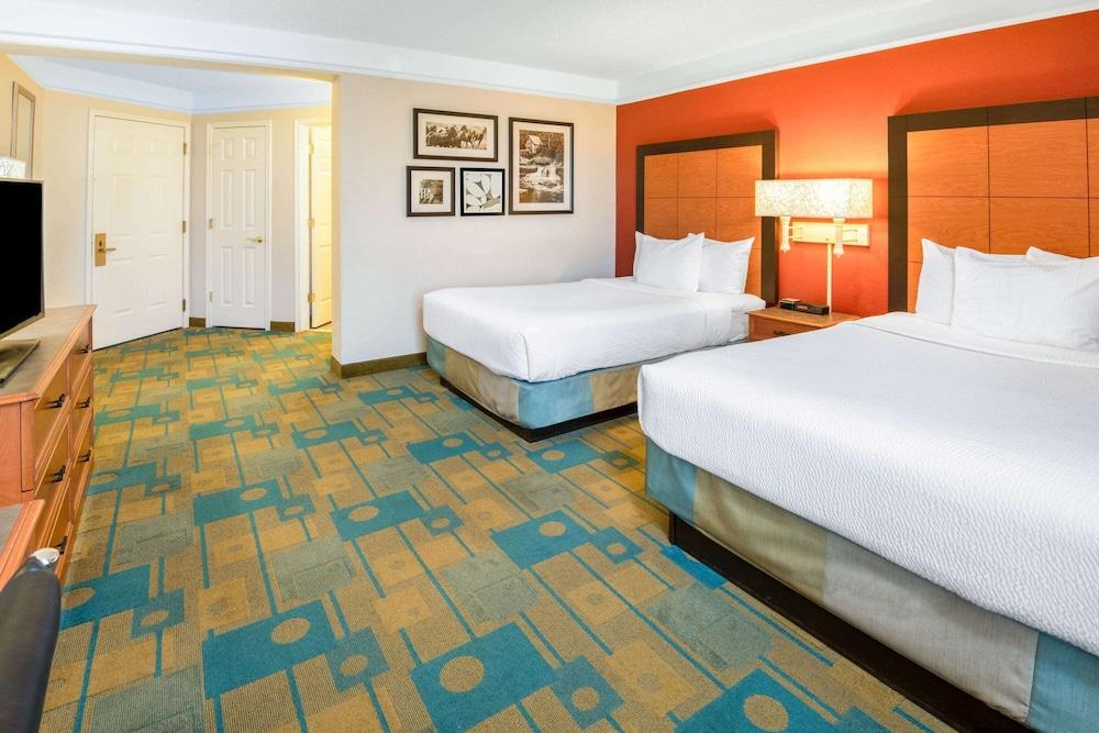 La Quinta Inn & Suites by Wyndham Sherman photo 29