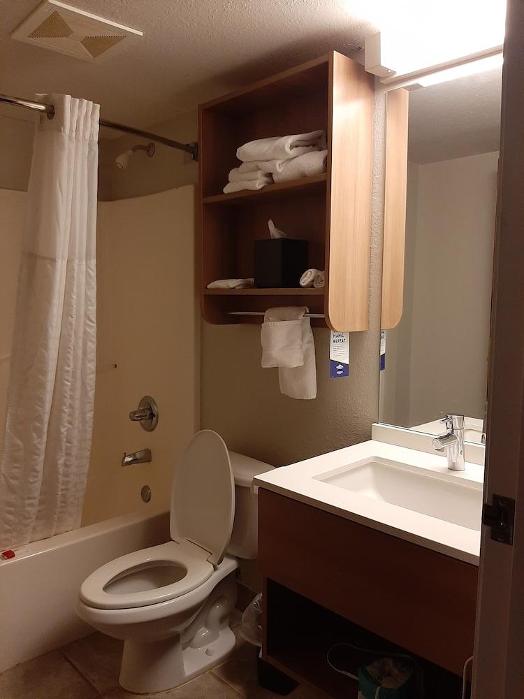 Starkville Inn & Suites photo 40