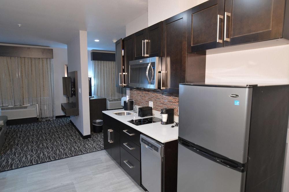 Best Western Plus Executive Residency Baytown photo 3