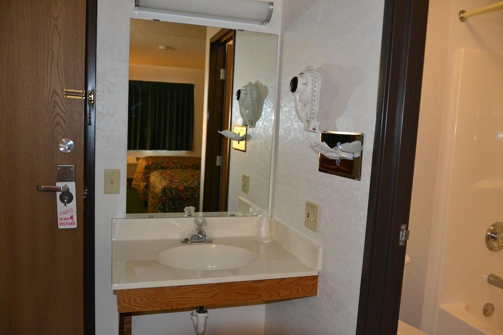 Carrington Inn & Suites photo 6