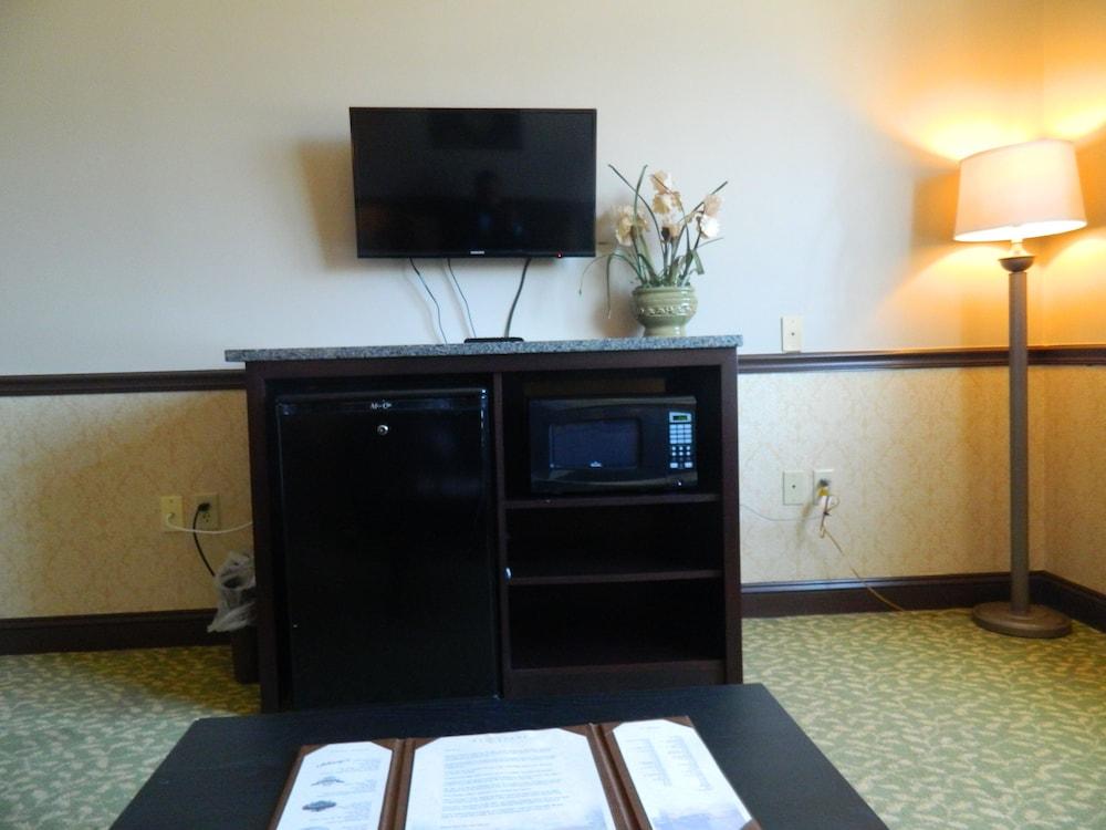 Belvedere Inn photo 30