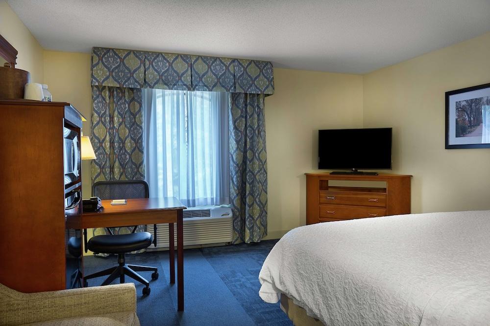 Hampton Inn Charlotte-Belmont at Montcross photo 3