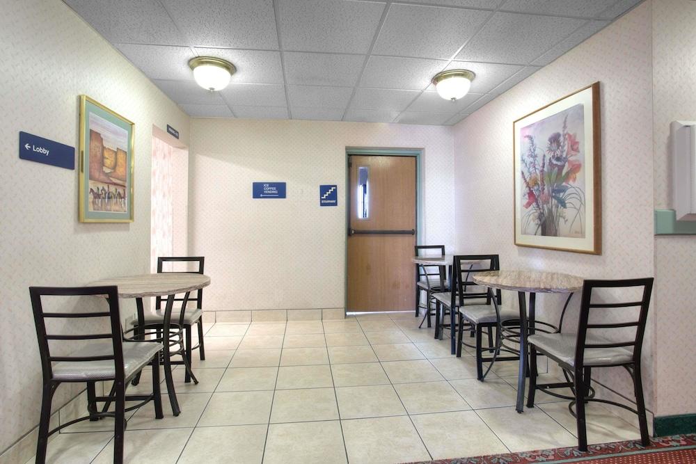 Microtel Inn by Wyndham Gallup photo 2