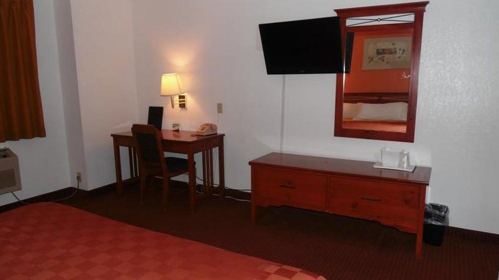 American Inn & Suites photo 11
