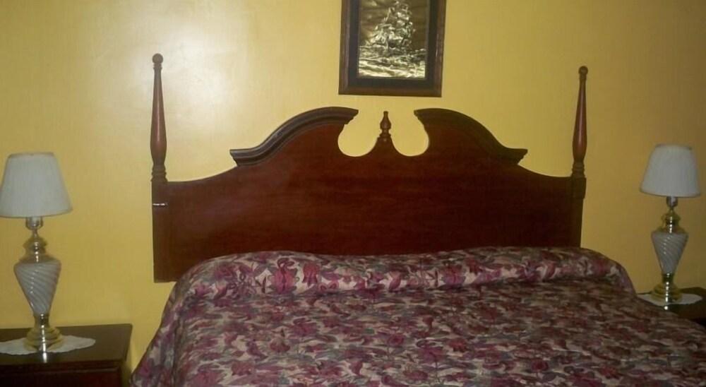 Catalina Airport Motel photo 2