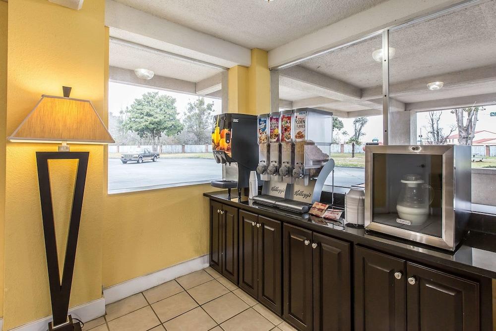 Econo Lodge Byron near Historic District - Warner Robins photo 14