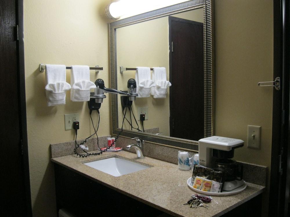 Econo Lodge Duluth near Miller Hill Mall photo 34