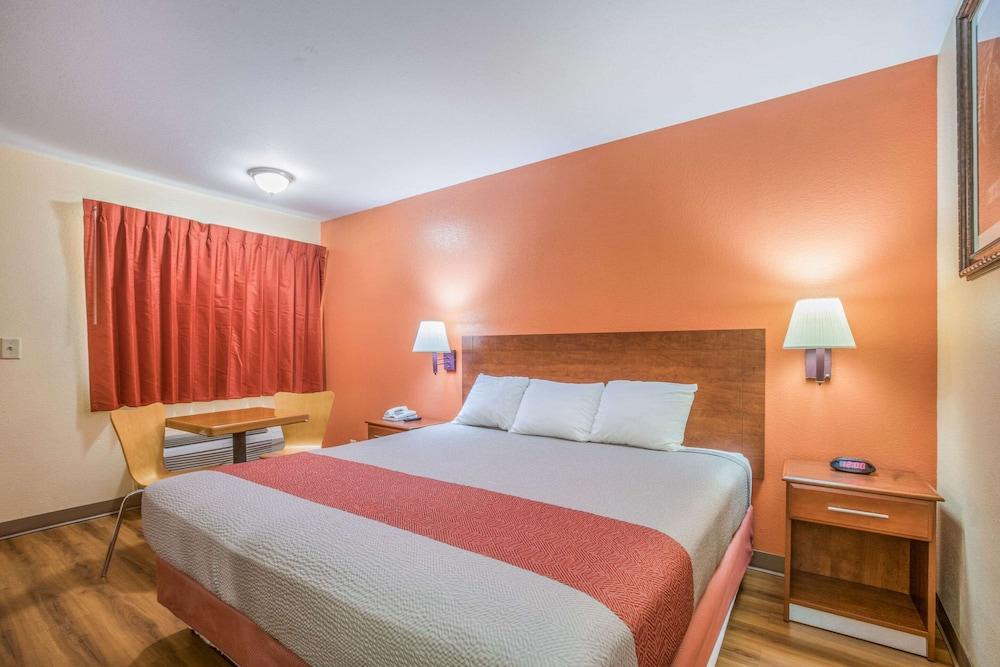 Rodeway Inn & Suites photo 28