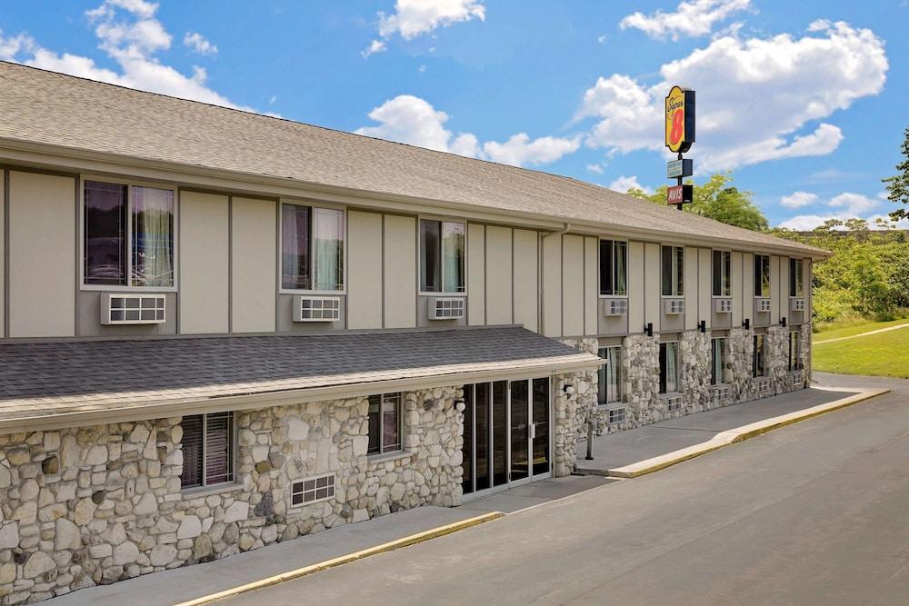 Super 8 by Wyndham Sturgeon Bay photo 1