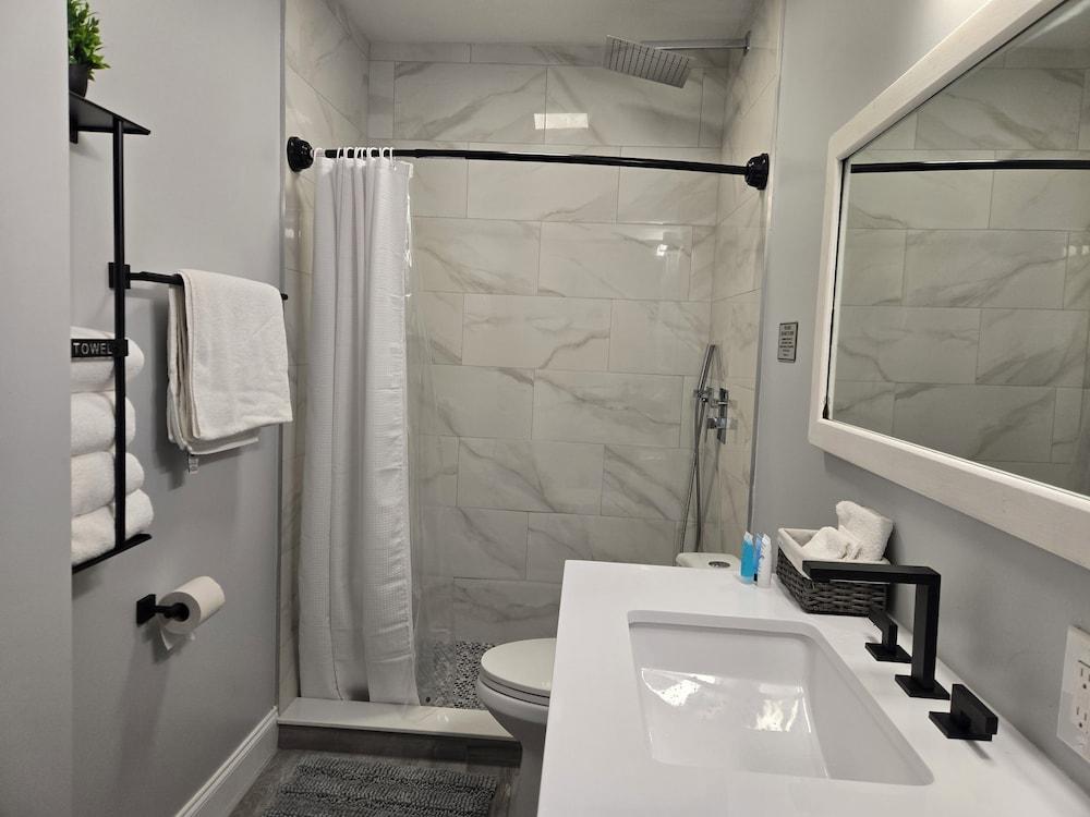 Barefoot Mailman Inn & Suites photo 42