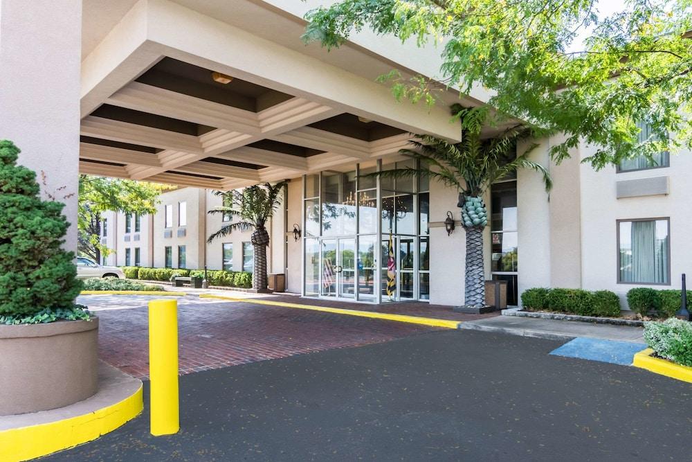 The Plaza Inn & Suites photo 24