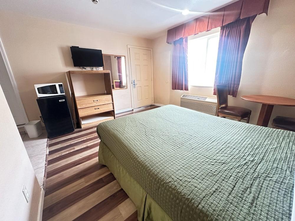 ROYAL INN photo 20