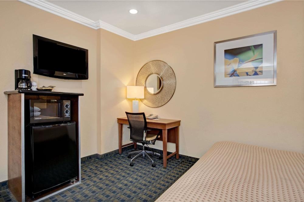 Days Inn by Wyndham San Francisco - Lombard photo 12