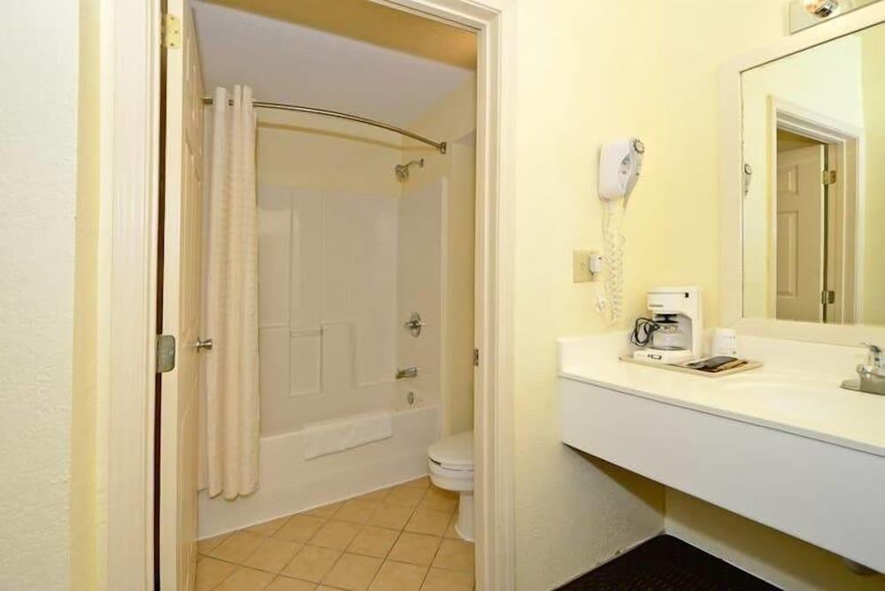 Manchester Heritage Inn And Suites photo 17