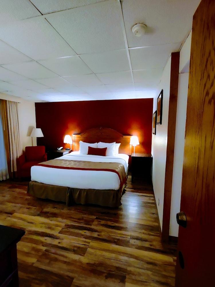Ramada by Wyndham Albert Lea photo 34
