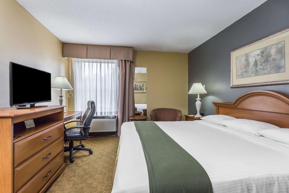 Days Inn by Wyndham Selma photo 7
