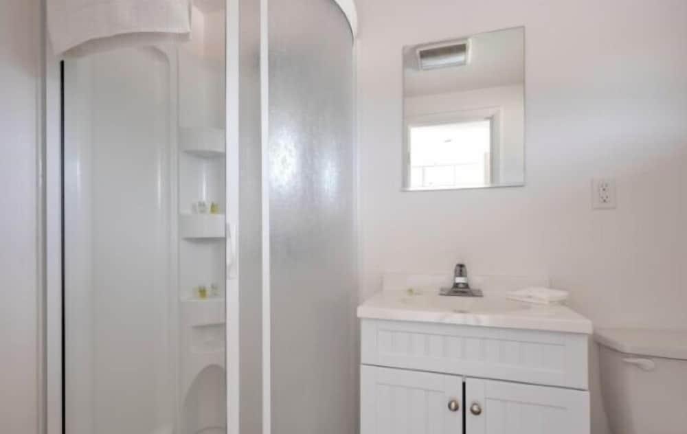435 East Lake photo 26