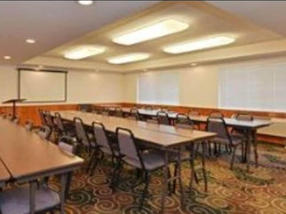 American Inn and Suites photo 5