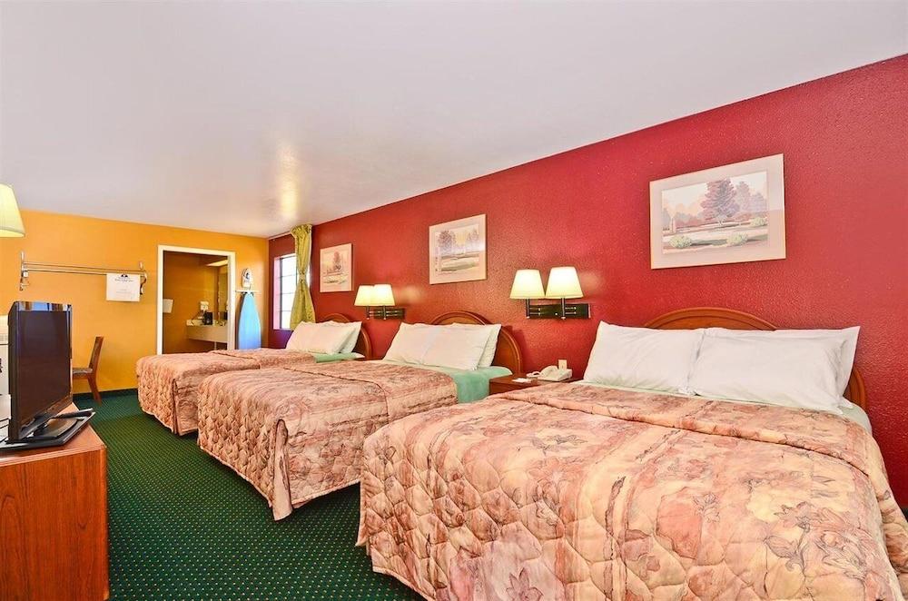 Pine Point Inn & Suites photo 9