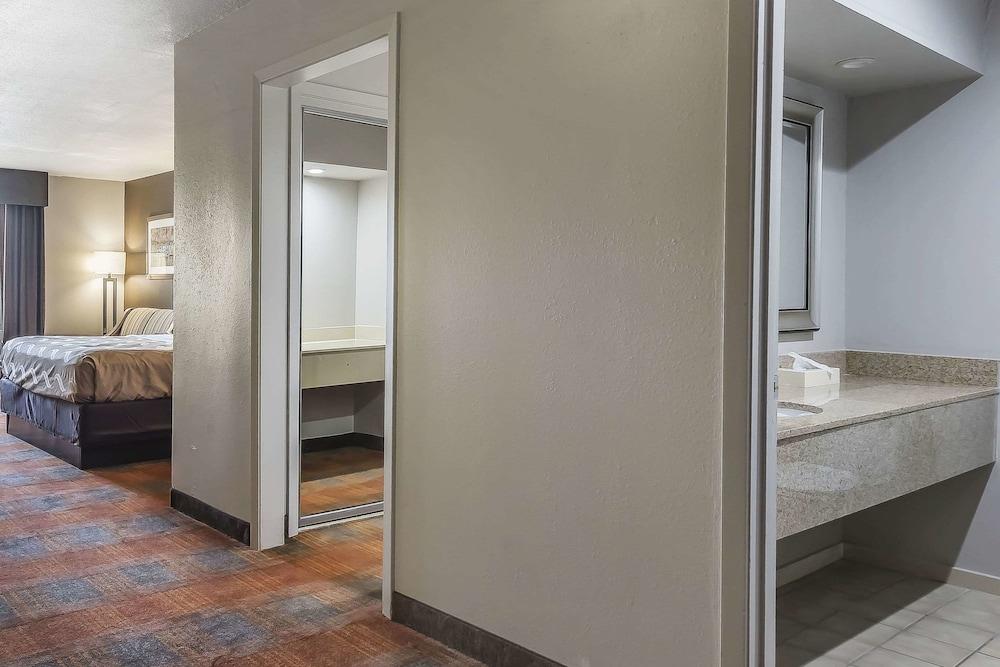 Quality Inn & Suites Stuttgart North photo 29