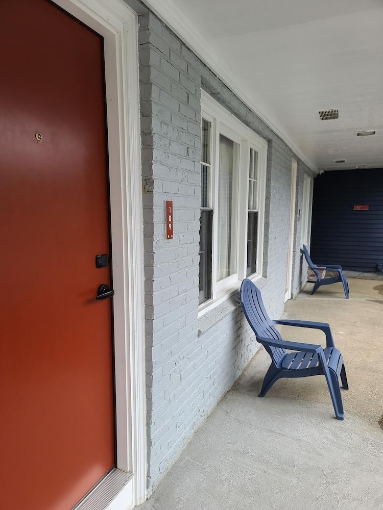 Olde Tavern Motel And Inn photo 34