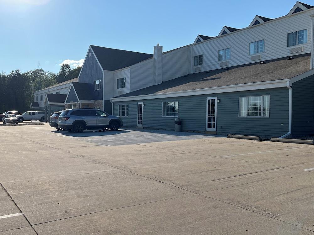 Days Inn & Suites by Wyndham Williamsburg IA North photo 51