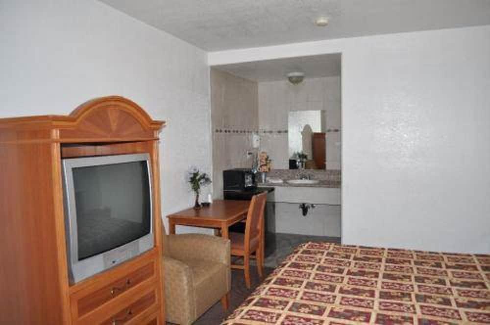 Palace Inn Oxnard photo 9