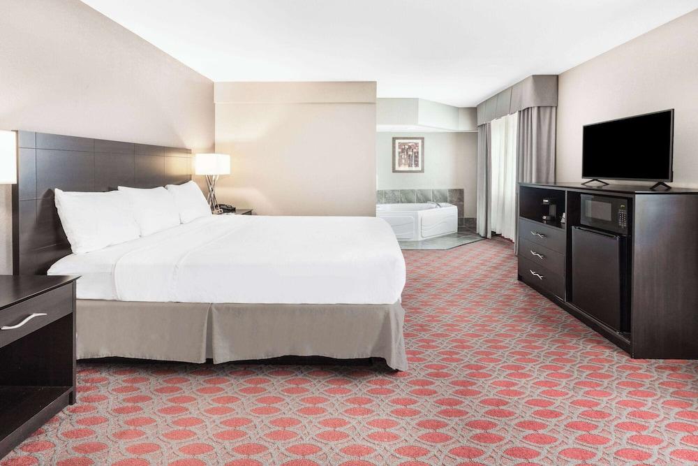 Baymont by Wyndham Brooklyn Center photo 22