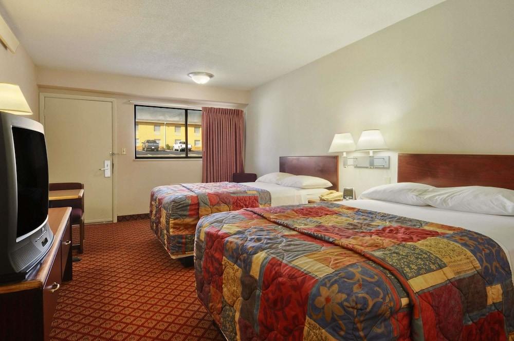 Days Inn by Wyndham Overland Park/Metcalf/Convention Center photo 11