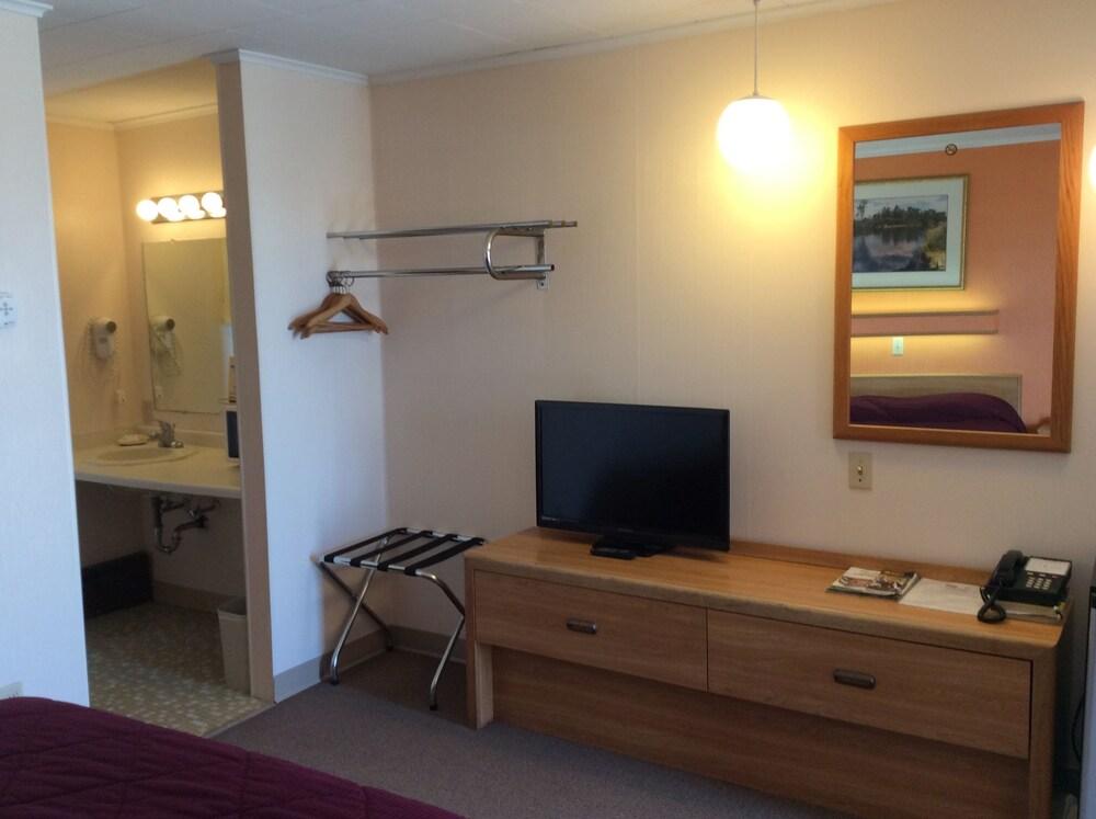 Budget Host Inn Iron Mountain photo 13