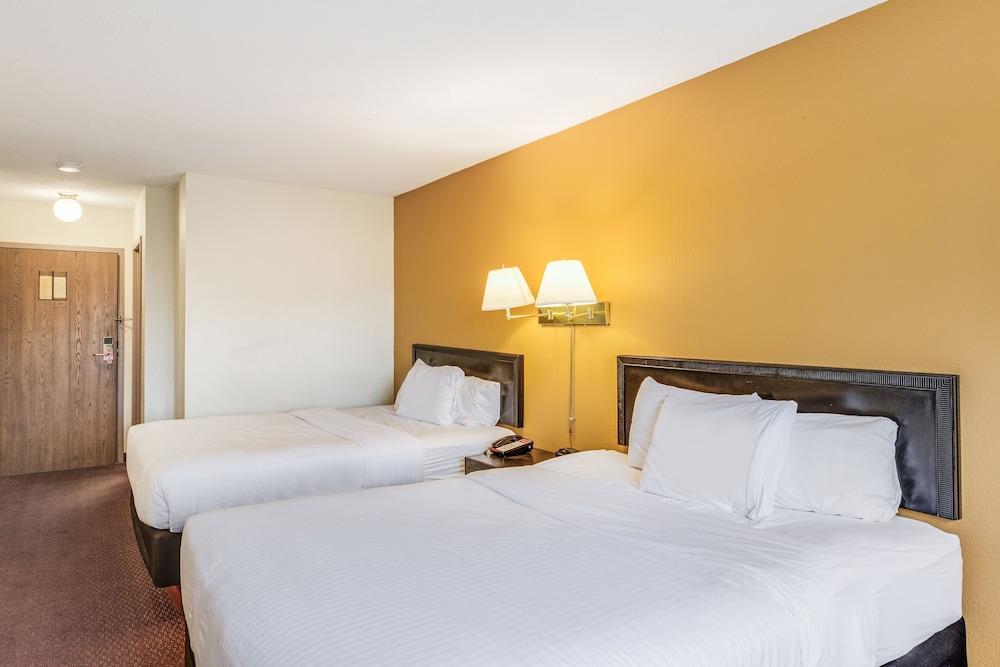 Econo Lodge Whitehall near Michigan's Adventure photo 8