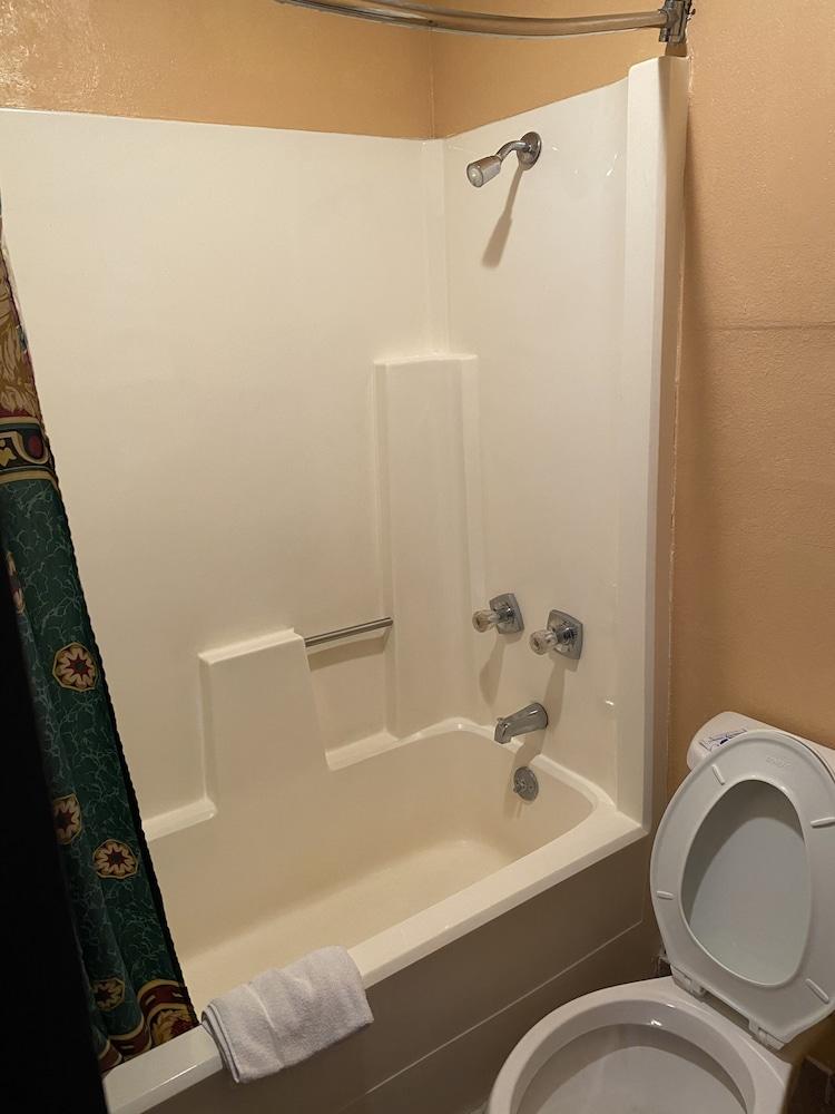 Executive Inn and Suites photo 23