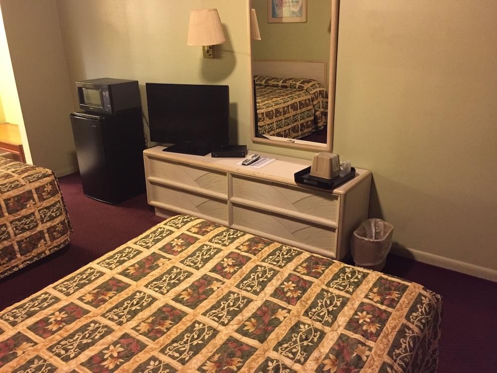 Sebring Inn photo 30