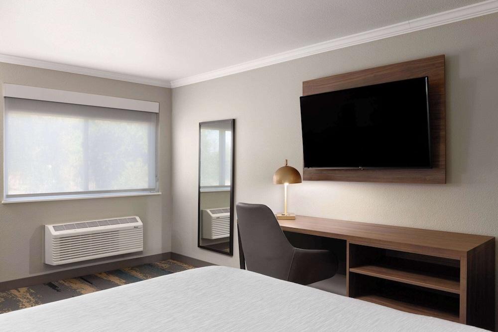La Quinta Inn & Suites by Wyndham Yakima Downtown photo 55