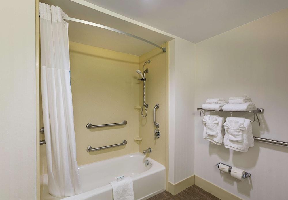 Hampton Inn Charlotte-Belmont at Montcross photo 9