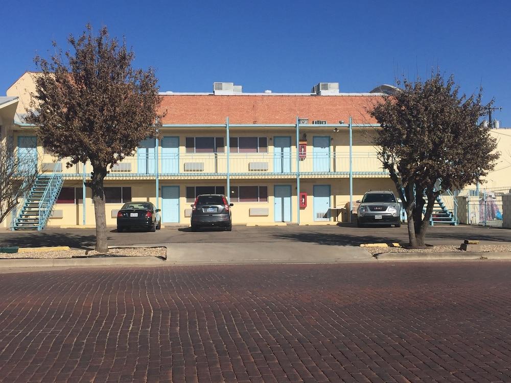 Warrick Plaza Inn photo 17