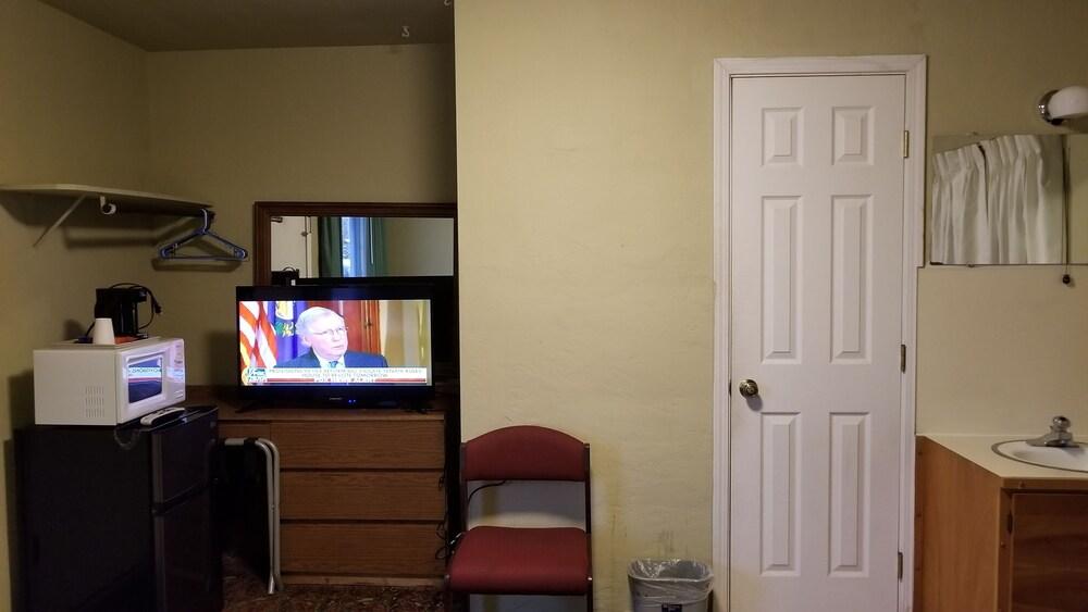 Quick Stop Motel photo 12