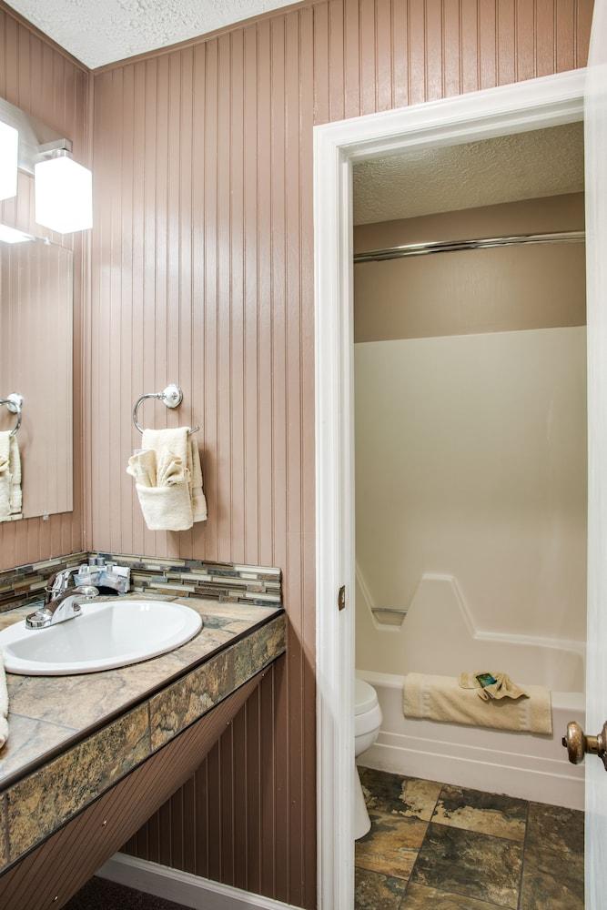 Boxwood Lodge photo 78