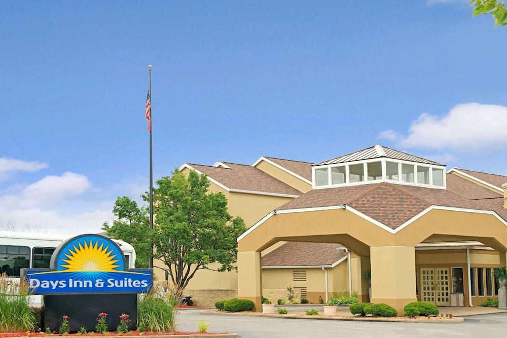 Days Inn and Suites by Wyndham St. Louis/Westport Plaza photo 1