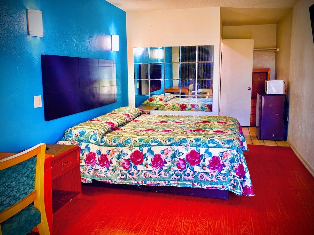 Embassy motel photo 2