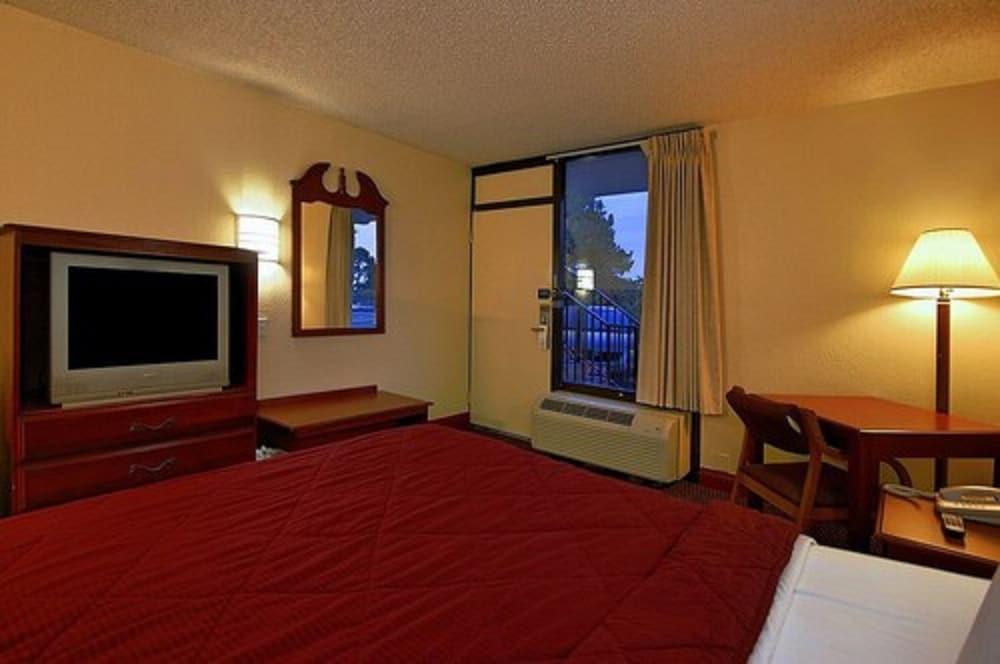 Super 6 Inn & Suites photo 22