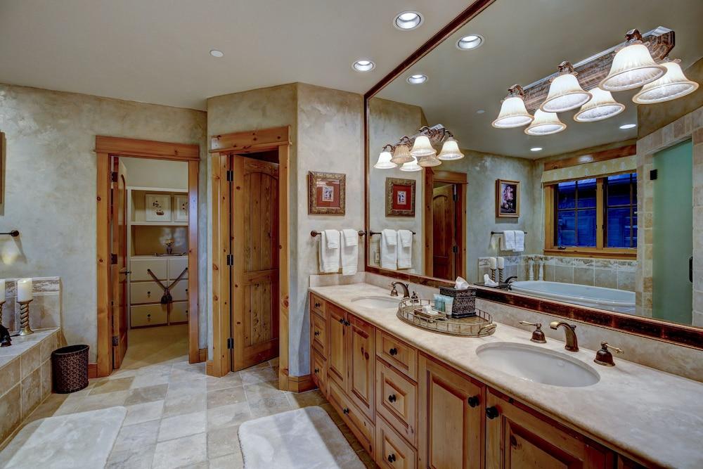 Snowberry by Elevation Accommodations photo 9