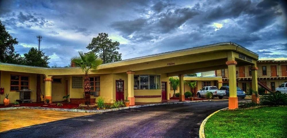 NASSAU HOLIDAY MOTEL photo 30