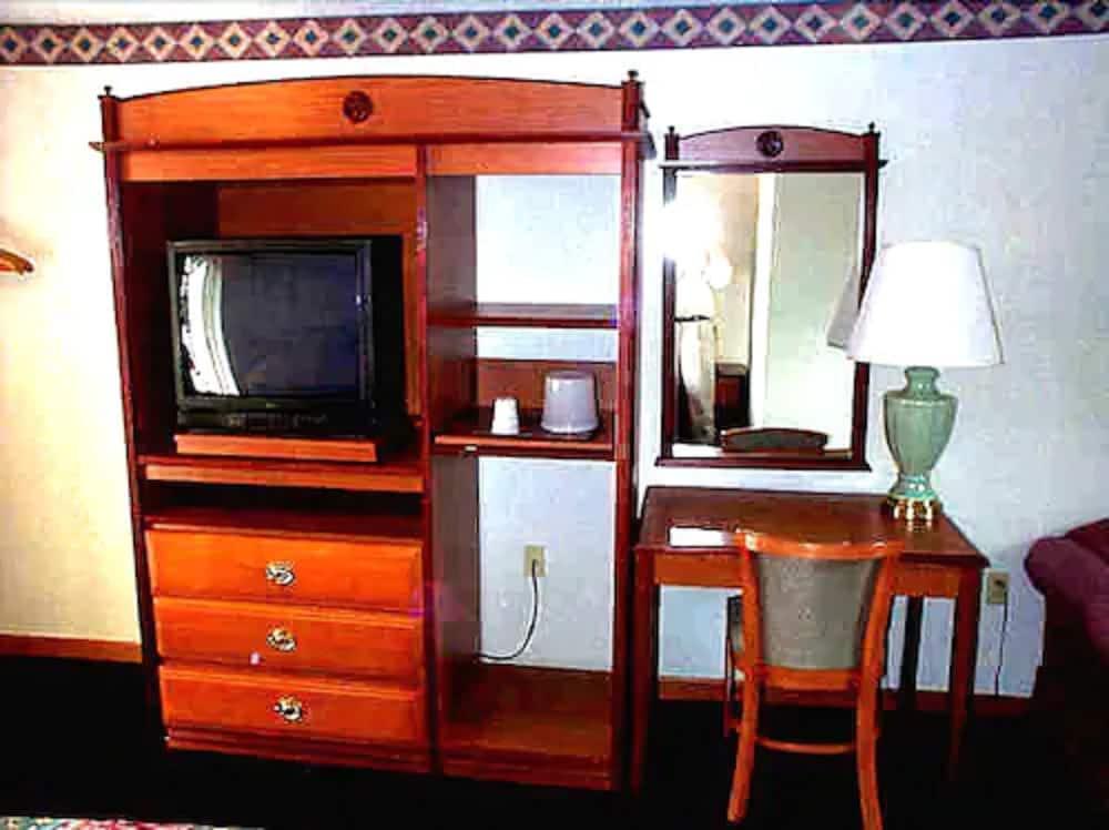 Wesley Inn & Suites photo 8