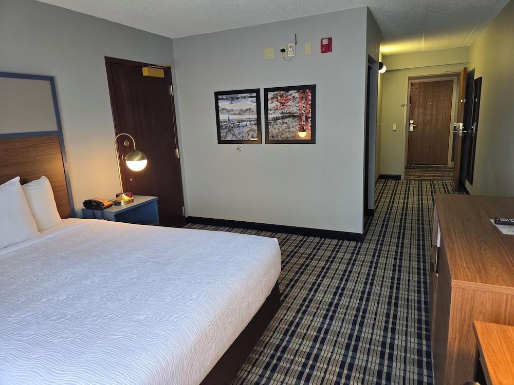 AmericInn by Wyndham Beloit photo 8
