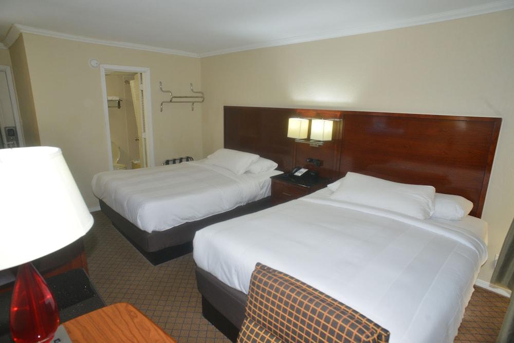 Hometown Inn & Suites photo 17