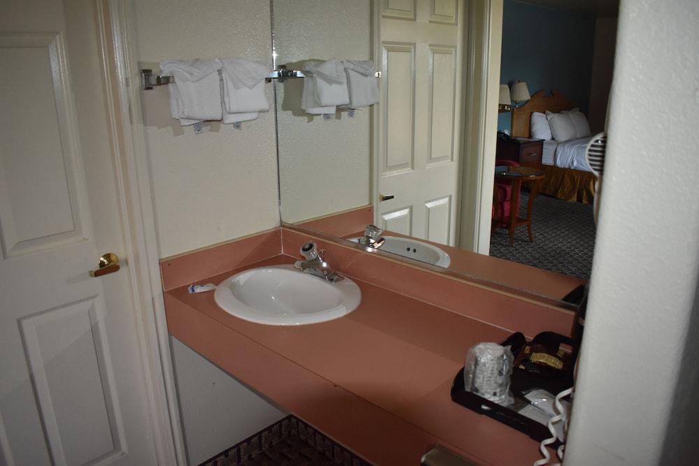 Rodeway Inn photo 19