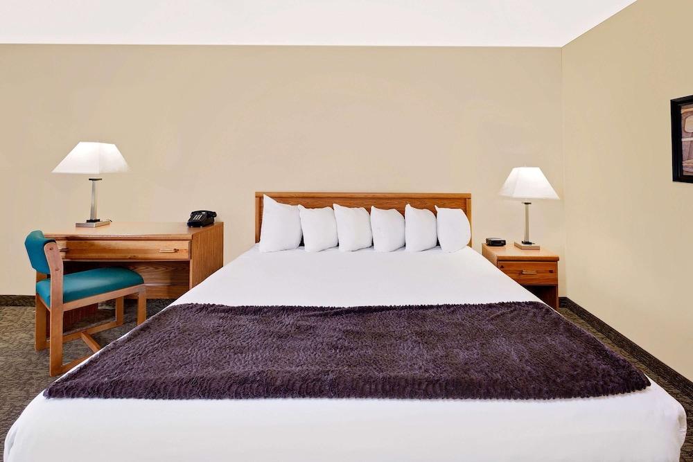 Days Inn by Wyndham Cadillac photo 12