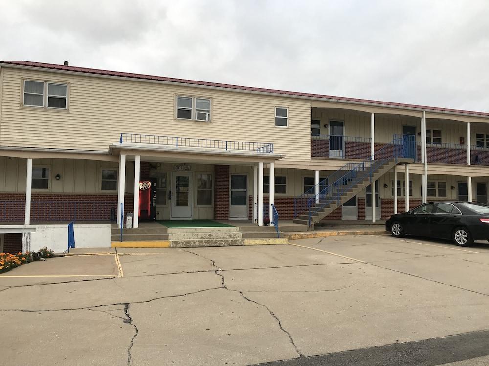 Colonial Inn Dyersville photo 51